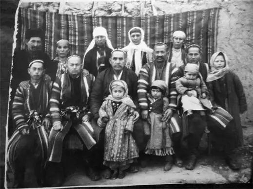 Илл 41 Завхоз Кашамшамов в кругу родственников предположительно 1960е гг - фото 67