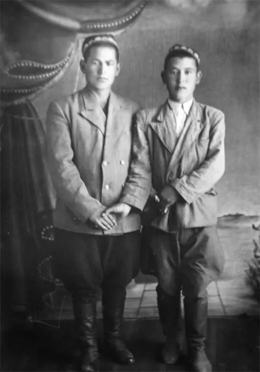 Илл 43 Неизвестные отец и сын предположительно 1950е гг Есть ряд - фото 69