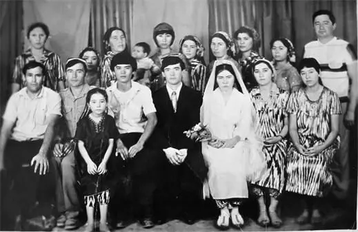 Илл 46 Свадебная фотография предположительно 1980е гг Илл 47 - фото 72
