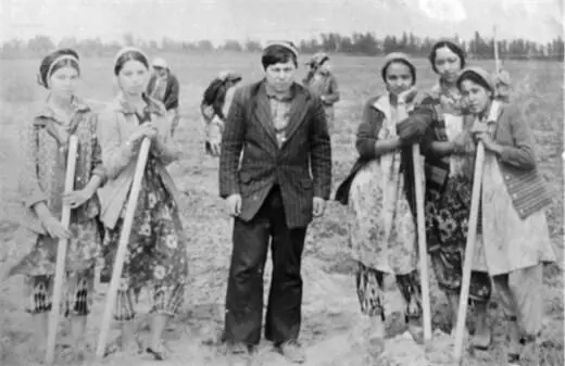 Илл 49 Одноклассники на колхозном поле предположительно 1980е гг - фото 75