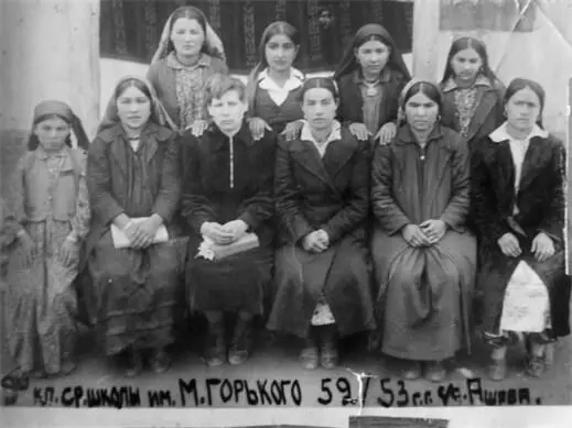 Илл 51 Ошобинские ученицы с учительницами Илл 52 Школьная выпускная - фото 77