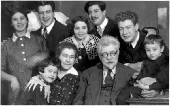Семья Рабиновичей в 1936 г слева направо в первом ряду Наташа дочь К Г - фото 17