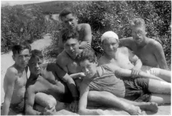 Студенты Московского горнохимического техникума на отдыхе в 1932 г М Г - фото 18