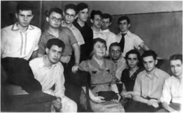 Участники семинара В В СтоклицкойТерешкович в МГУ в 1939 г второй слева - фото 22