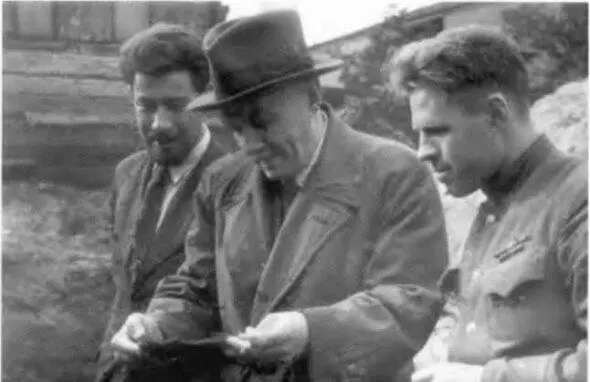 На раскопках в Зарядье в 1946 г слева направо М Г Рабинович Н Н - фото 29