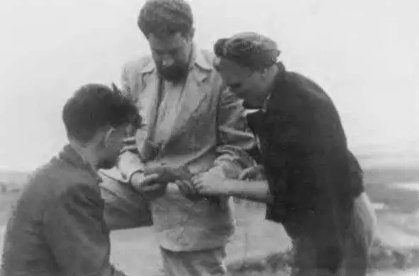 На раскопках в БелгородеДнестровском 1951 М М Герасимов слева и М Г - фото 30