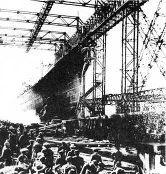 Тяжелый крейсер Миоко во время спуски 16 апреля 1927 г вверху и на - фото 50