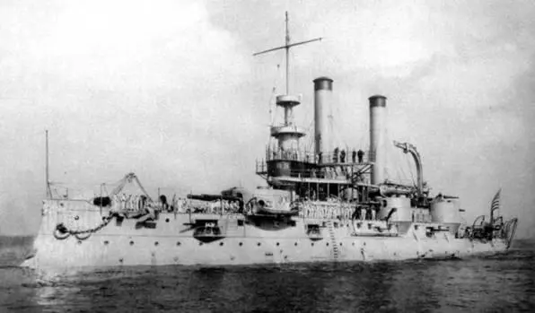 Броненосец Айова на ходовых испытаниях в 1895 г вверху во время выхода из - фото 97
