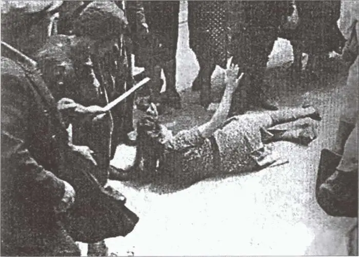 Еврейский погром во Львове Июль 1941 г Львовяне избивают еврейку - фото 17
