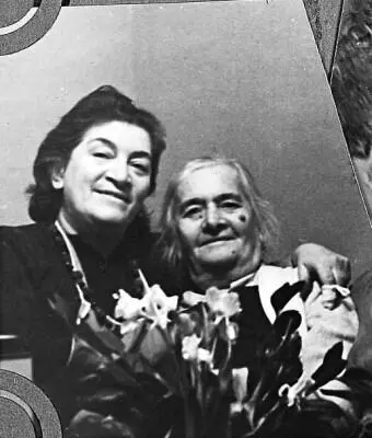 Баба Поля с Лидкой Папа мама сестра Ксения и я Начало 80х Семья - фото 2
