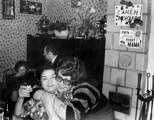 Лидка и Светлана Моргунова 1978 г И снова лозунги на стене Вернее на печке - фото 38