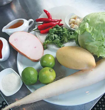 1 Приготовить начинку Мясо подкопченной индейки мякоть манго дайкон и салат - фото 3
