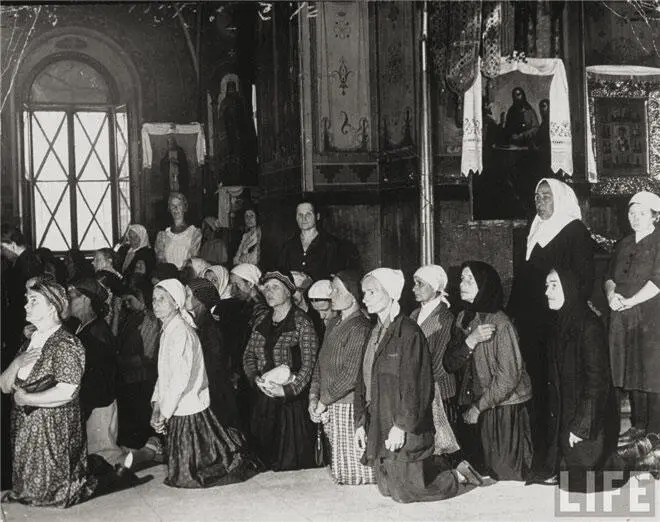 В православном храме Москва август 1941 г Восстановление патриаршества на - фото 6