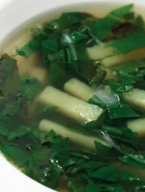 Суп из щавеля и шпината с телятиной Телятина мякоть 300 г Вода 2 л Яйца 4 - фото 83