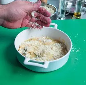 4 Гребешки разложить в порционные формочки залить сырным соусом посыпать - фото 88