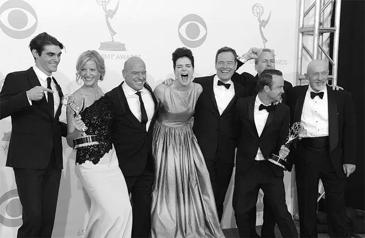 Актерский состав сериала Во все тяжкие веселится в пресскомнате на вручении - фото 40