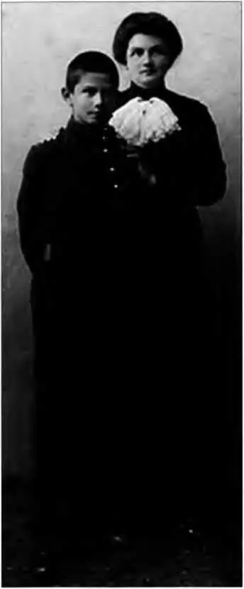 Дмитрий с матерью 1913 год На фотографии мы видим мальчика на самой депе - фото 3