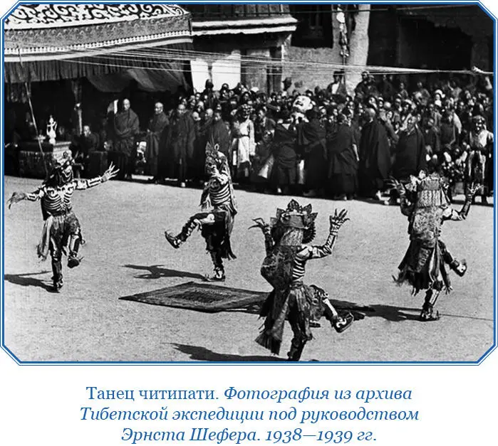 Под конец представления из хурала показались цветные знамена с китайскими - фото 110