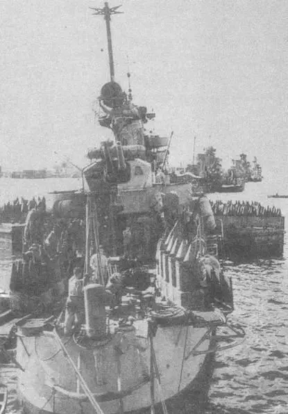 Николо Зено перед выходом на боевое задание На палубе находятся минные - фото 63