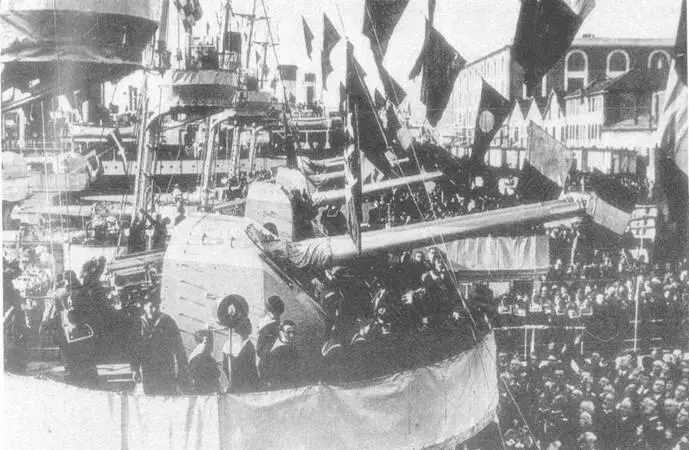 Навигатори во время парада Стоянка в базе 1931 г Антониотто Усодимаре - фото 79