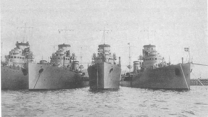 Навигатори во время парада Стоянка в базе 1931 г Антониотто Усодимаре - фото 80
