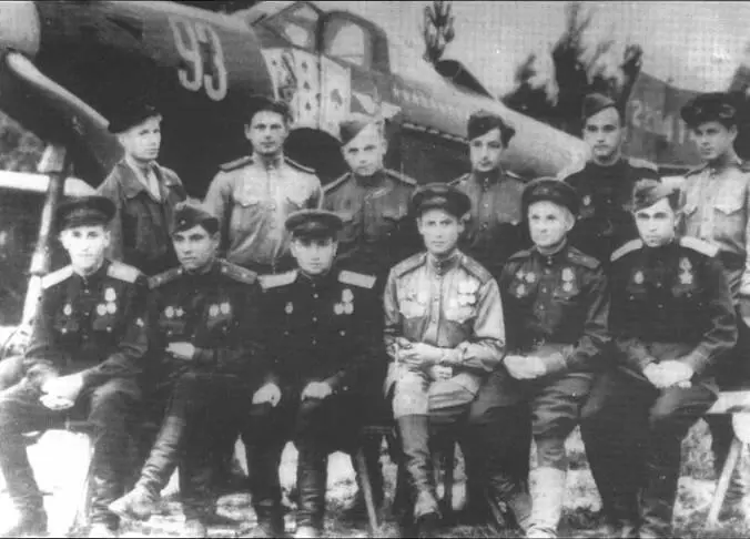 Летчики 30го ГвИАП позируют на фоне Р39Q5 капитана Александра Филатова - фото 81
