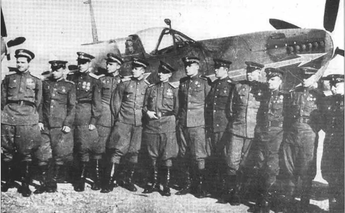 Летчики позируют на фоне Спитфайра Mk IX предположительно май 1945 года По - фото 95
