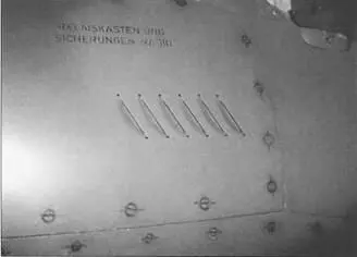 На правой панели доступа к АП155 располагался небольшой воздухозаборник в виде - фото 154
