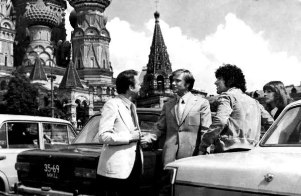 Кадр из фильма Невероятные приключения итальянцев в России В аэропорту - фото 23