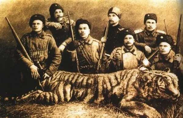Казаки с убитым тигром ок 1885 г Маньчжурия 2008 г Фото автора - фото 6