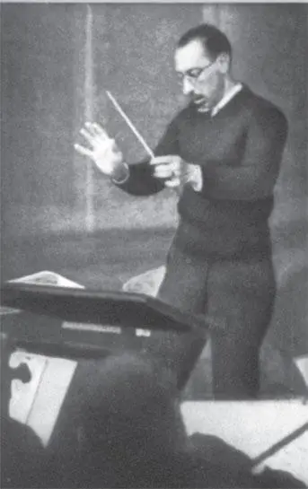 Дирижирует великий Игорь Стравинский 1929 Все собравшиеся в оркестровой яме - фото 94