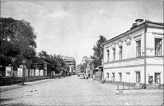 Спиридоньевский переулок Вид от Спиридоновки 1913 г В 2003 г на Патриаршем - фото 81
