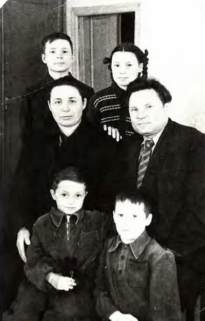 Семья Истоминых 1955 г Во время 1й конференции писателей Севера под - фото 8