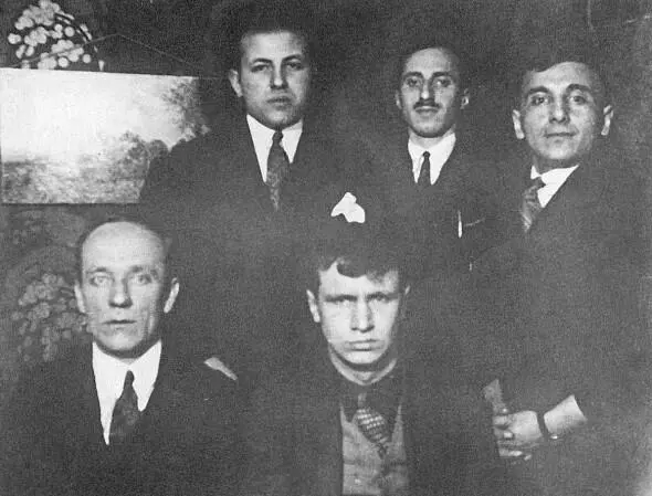Борис Поплавский в первом ряду справа в кругу русских парижан Николая - фото 44