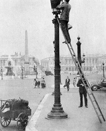Предвоенный Париж Маскировка электрических фонарей на площади Конкорд Кн - фото 49