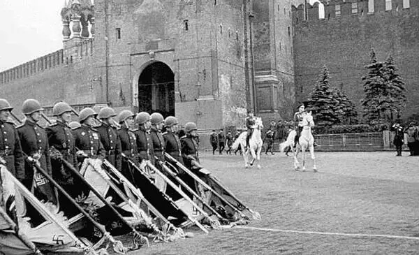 Фотография на обложке Халдей Е ТАСС Предисловие Из всех лжецов биографы - фото 2