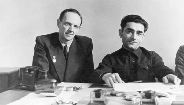 Г Терпиловский с товарищем по работе в ДИТРе Грозный 1948 год А в своих - фото 28