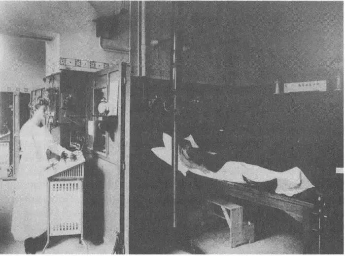 Фотография сделанная в 1928 году в отделении радиотерапии в больнице в - фото 33