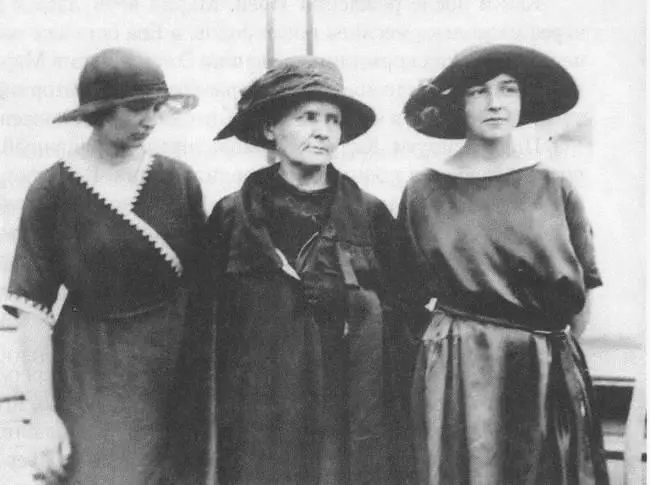 Мария Кюри со своими дочерьми Ирен и Евой в 1921 году во время их путешествия в - фото 40