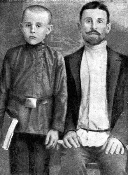 Вася Емельянов с отцом 1912 г Дом на нефтяных промыслах в Сураханах 1913 - фото 6
