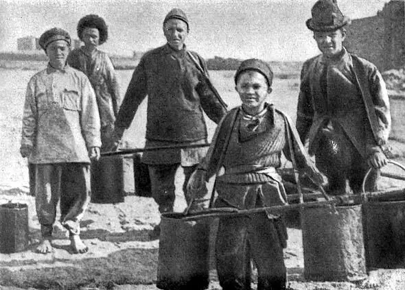 Дети на промысле Анна Петровна Емельянова с подругой 1914 г Балаханское - фото 8