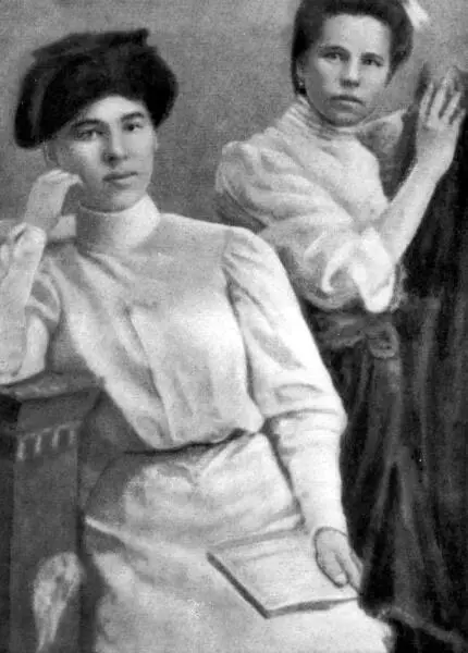 Анна Петровна Емельянова с подругой 1914 г Балаханское реальное училище - фото 9