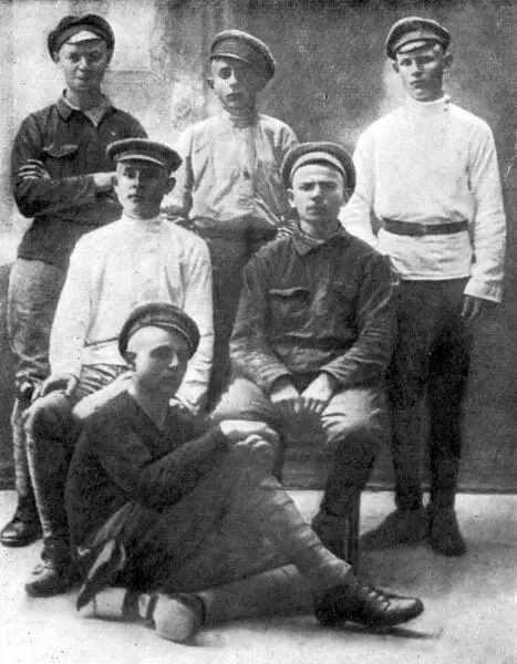 Перед отправкой на польский фронт Сидит во втором ряду слева В Емельянов - фото 14