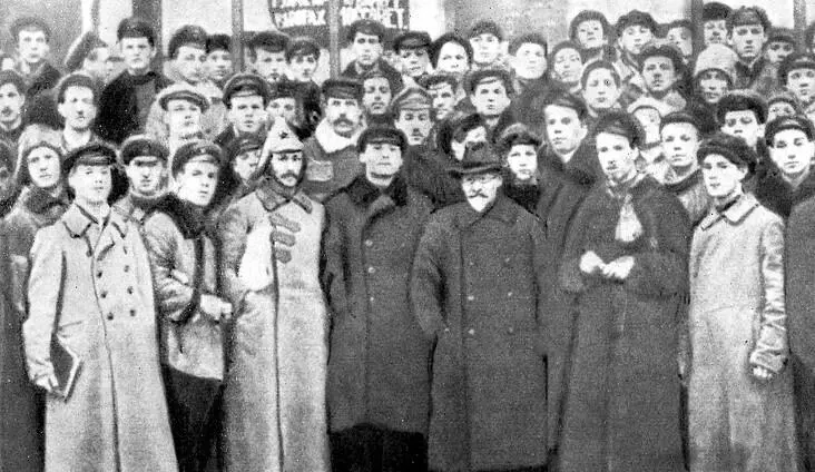 М Калинин в центре среди студентов Московской горной академии Во дворе - фото 20