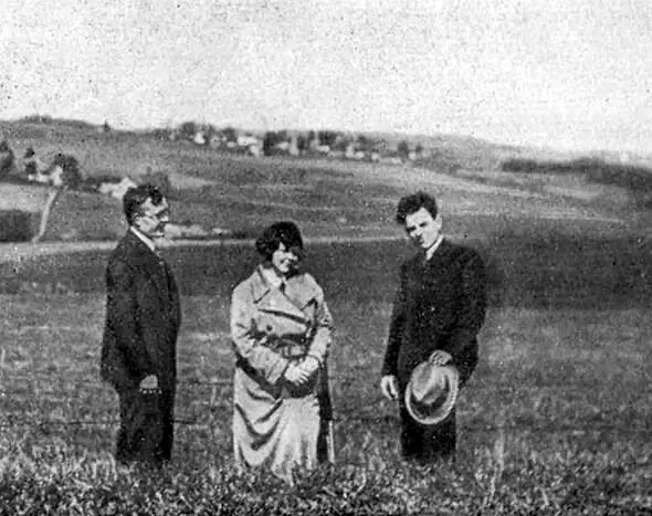 В Емельянов его жена Наталия Арсеньевна и Д Анашкин в окрестностях Эссена - фото 25