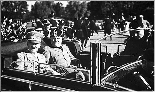 Лидеры Германии и Италии Адольф Гитлер и Бенито Муссолини Гитлер требует от - фото 16