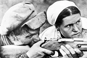 Обучение партизан стрельбе из винтовки 23 апреля 1943 г Пятница Военный - фото 165