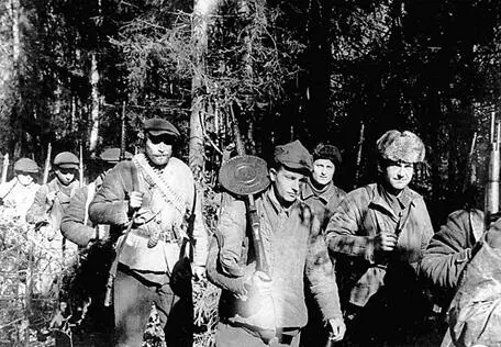 Партизаны в походе 2 апреля 1943 г Пятница Положение фашистских - фото 20