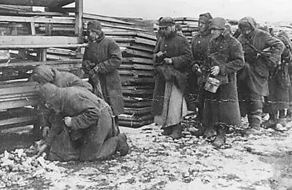 Перерыв на обед у советских военнопленных во время принудительных работ на - фото 193
