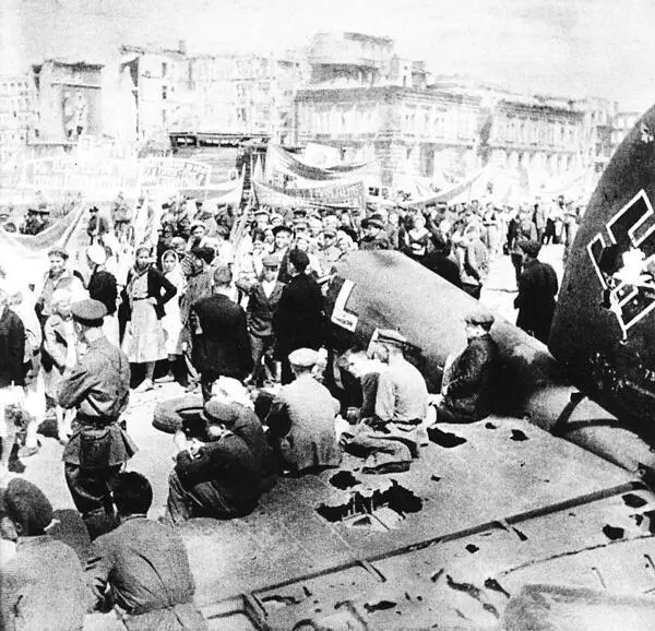 Первомайская демонстрация в разрушенном Сталинграде На переднем плане хвост - фото 216